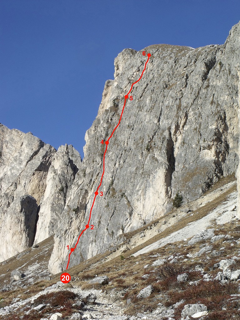 MONTE CASTELLO_Sole e metallo_laterale.jpg - Via moderna in un posto bellissimo. Per l'avvicinamento parcheggiare al Passo di Valparola e esattamente dietro l'alberghetto seguire la segnaletica del sentiero n° 23. Seguire il sentiero per circa 30 minuti fin quando si avvicina molto alla parete. Ben visibile dal sentiero l'attacco della via ( chiodo con cordino rosso )
